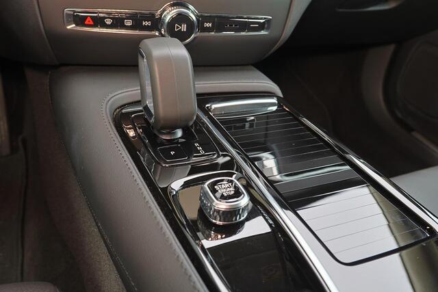 Volvo V60 T6 Recharge AWD Plus Dark - IntelliSafe Assist & Surround - 360º Camera - Harman/Kardon audio - Adaptieve LED koplampen - Verwarmde voorstoelen, stuur & achterbank - Parkeersensoren voor & achter - Elektr. bedienb. voorstoelen met geheugen - Extra getint 