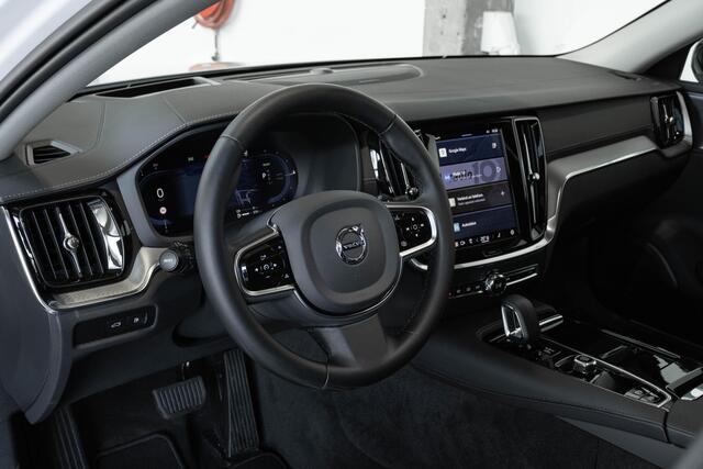 Volvo V60 T6 Automaat Plug-in hybrid AWD Ultra Dark | Harman Kardon Premium Audio | Lederen bekleding | Parkeercamera | Google Infotainment | Stoelverwarming | Stuurwielverwarming | Semi-Elektrische inklapbare trekhaak