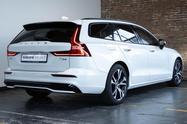 Volvo V60 T6 Automaat Plug-in hybrid AWD Ultra Dark | Harman Kardon Premium Audio | Lederen bekleding | Parkeercamera | Google Infotainment | Stoelverwarming | Stuurwielverwarming | Semi-Elektrische inklapbare trekhaak
