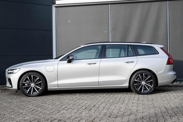 Volvo V60 T6 Plug-in hybrid AWD Plus Dark | Verwarmbare Voorstoelen (met geheugen) | Stuurwiel en Achterbank | Semi-Elektrische Trekhaak | Verwarmbare Voorruit | Premium Audio by Harman Kardon | 360-Camera