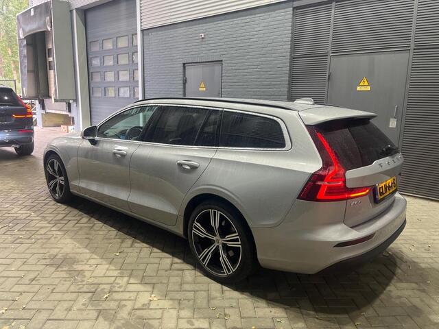 Volvo V60 B3 | ACC | BLIS | Keyless | Stoel+Stuurverwarming | 19 Inch | Getint Glas