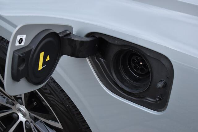 Volvo V60 T6 350PK Plug-in hybrid AWD Plus Dark Trekhaak | H&K | Contour stoelen | 360 Camera | 19"LMV