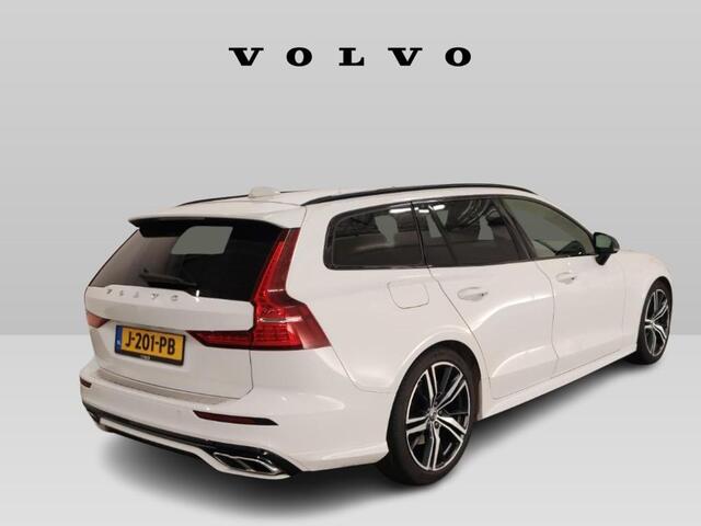 Volvo V60 2.0 B4 R-Design | Adaptieve Cruise Control | Trekhaak | 19" Velgen | Parkeercamera | Stoel-/Stuur-/Voorruitverwarming | Apple CarPlay & Android Auto | Dodehoek Detectie |