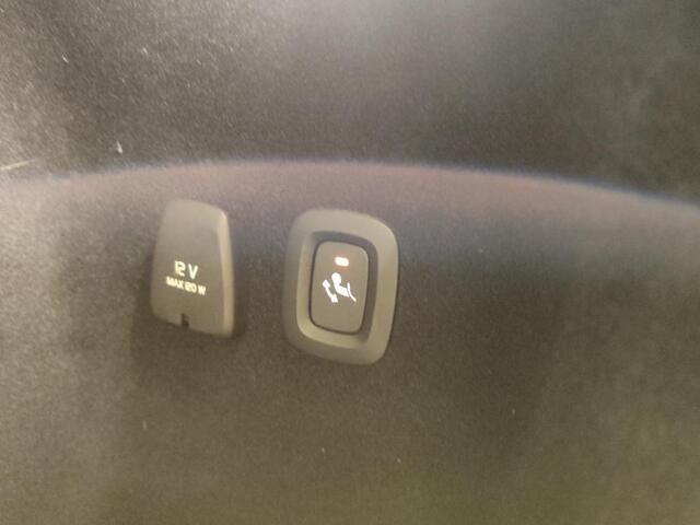 Volvo V60 2.0 B4 R-Design | Adaptieve Cruise Control | Trekhaak | 19" Velgen | Parkeercamera | Stoel-/Stuur-/Voorruitverwarming | Apple CarPlay & Android Auto | Dodehoek Detectie |