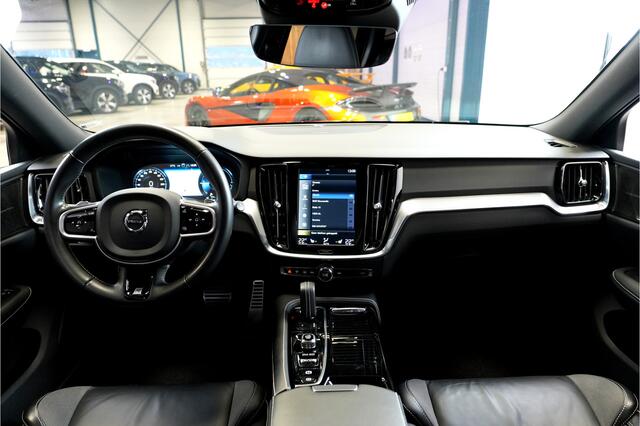 Volvo V60 2.0 T6 AWD 250kW/340pk Aut8 Recharge R-Design HARMAN/KARDON + ADAPT.CRUISE + STYLING PAKKET + EL.TREKHAAK + PILOT ASSIST + STOEL-&STUURVERWARMING + STANDKACHEL + ON-CALL + CAMERA + PARKSENSOREN + 19" LM-VELGEN!!