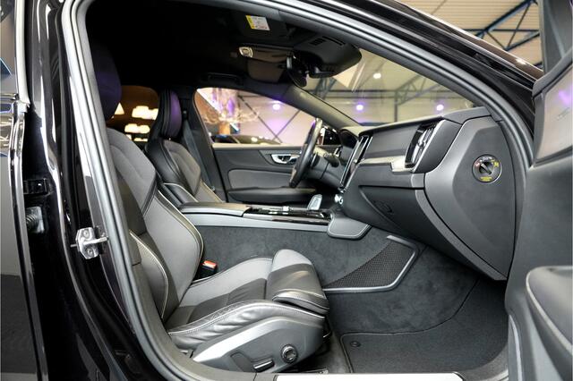 Volvo V60 2.0 T6 AWD 250kW/340pk Aut8 Recharge R-Design HARMAN/KARDON + ADAPT.CRUISE + STYLING PAKKET + EL.TREKHAAK + PILOT ASSIST + STOEL-&STUURVERWARMING + STANDKACHEL + ON-CALL + CAMERA + PARKSENSOREN + 19" LM-VELGEN!!