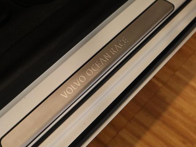 Volvo V60 1.5 T3 Ocean Race | Volledig dealeronderhouden| Schuif-/ kanteldak| Afneembare trekhaak| Verwarmbare voorstoelen| Standkachel| Parkeersensoren voor + achter| Achteruitrijcamera| Bochtverlichting|