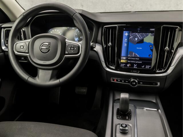 Volvo V60 2.0 B3 Sport 177Pk Automaat (APPLE CARPLAY, GROOT NAVI, STUUR/STOELVERWARMING, GETINT GLAS, ADAPTIVE CRUISE, SPORTSTOELEN, TREKHAAK, PARKEERSENSOREN, NIEUWSTAAT)