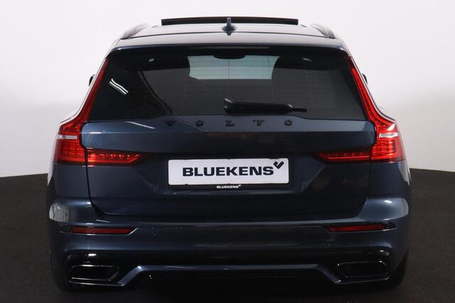 Volvo V60 T6 Recharge AWD Plus Dark - Panorama/schuifdak - IntelliSafe Assist & Surround - Parkeercamera achter - Verwarmde voorstoelen, stuur & achterbank - Parkeersensoren voor & achter - Elektr. bedienb. voorstoelen met geheugen - Elektr. inklapbare trekhaak - 1