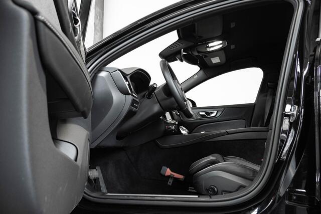 Volvo V60 T6 Plug-in hybrid AWD Plus Dark | Adaptive Cruise Control | 360° Parkeercamera | BLIS | Stoelverwarming | Stuurwielverwarming | Wegklapbare trekhaak | Harman Kardon Premium Audio | Google infotainment | Parkeersensoren voor + achter