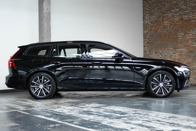 Volvo V60 T6 Plug-in hybrid AWD Plus Dark | Adaptive Cruise Control | 360° Parkeercamera | BLIS | Stoelverwarming | Stuurwielverwarming | Wegklapbare trekhaak | Harman Kardon Premium Audio | Google infotainment | Parkeersensoren voor + achter
