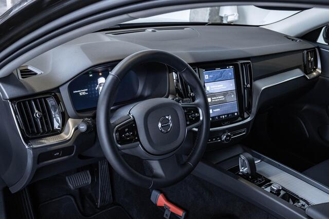 Volvo V60 B4 Plus Dark | Elektrisch verstelbare stoelen | Semi Elektrische Wegklapbare Trekhaak | Stuurverwarming | Adaptive cruise control | Parkeercamera | Parkeersensoren voor + achter | Stoelverwarming | Parkeerverwarming