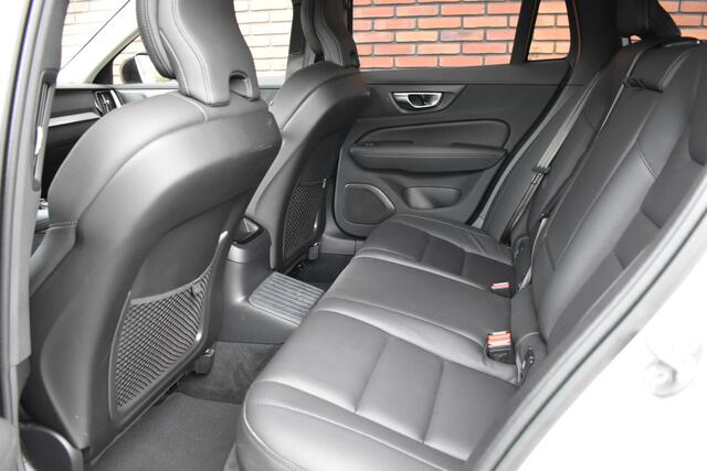 Volvo V60 T6 350PK Plug-in hybrid AWD Plus Dark | Harman & Kardon | 19 inch velgen |