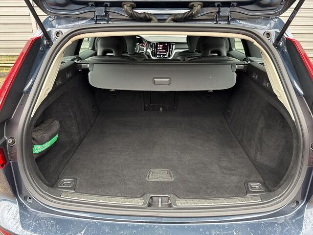 Volvo V60 2.0 B3 Momentum Advantage / Lederen bekleding / verwarmbare voorstoelen en stuur / Trekhaak / Parkeercamera /