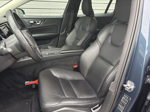 Volvo V60 2.0 B3 Momentum Advantage / Lederen bekleding / verwarmbare voorstoelen en stuur / Trekhaak / Parkeercamera /