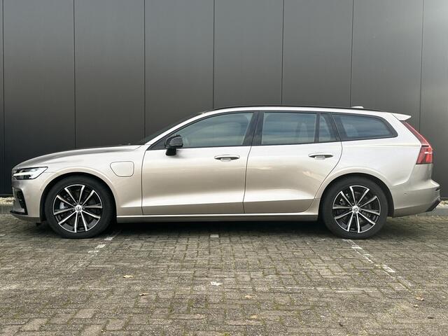 Volvo V60 2.0 T6 Plug-in hybrid AWD Plus Dark Adaptieve cruise control / BLIS / 360 camera / elektr. verst. Contourstoelen / stuur-,stoel-, voorruit verw. / Harman Kardon audio / Trekhaak / Keyless drive / All season banden