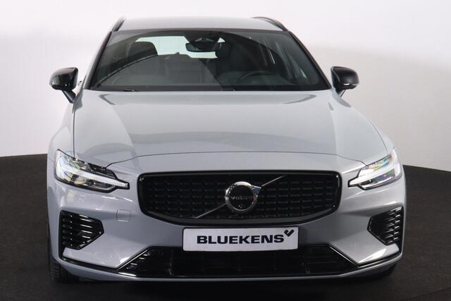 Volvo V60 T6 Recharge AWD Plus Dark - IntelliSafe Assist & Surround - 360º Camera - Harman/Kardon audio - Verwarmde voorstoelen, stuur & achterbank - Parkeersensoren voor & achter - Elektr. bedienb. voorstoelen met geheugen - Elektr. inklapbare trekhaak - 18' LMV
