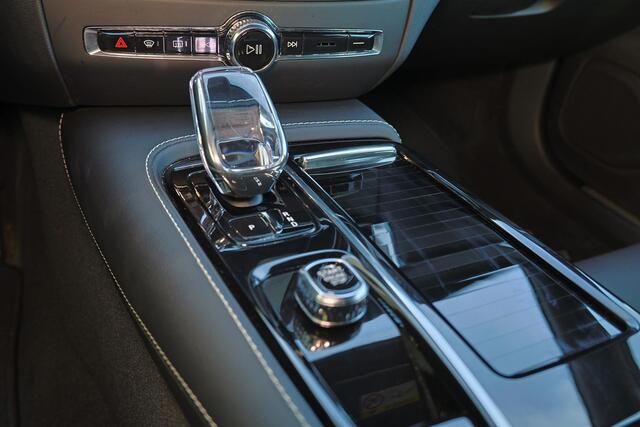 Volvo V60 T6 Recharge AWD Plus Dark - IntelliSafe Assist & Surround - 360º Camera - Harman/Kardon audio - Verwarmde voorstoelen, stuur & achterbank - Parkeersensoren voor & achter - Elektr. bedienb. voorstoelen met geheugen - Elektr. inklapbare trekhaak - 18' LMV