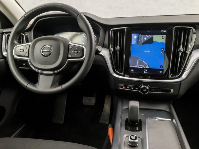 Volvo V60 2.0 B3 Sport 177Pk Automaat (APPLE CARPLAY, GROOT NAVI, TREKHAAK, ADAPTIVE CRUISE, SPORTSTOELEN, KEYLESS, PARKEERSENSOREN, NIEUWSTAAT)