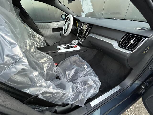 Volvo V60 2.0 T8 Plug-in hybrid AWD Plus Perform. Ed. Dark Pano dak / Head-up display / Visual park assist / Extra getint glas / 19"triplesp wielen / Nappa-open grit contourstoelen