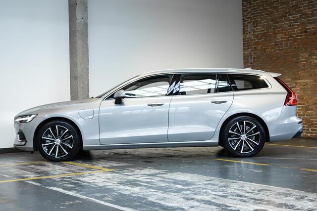 Volvo V60 T6 Plug-in hybrid AWD Essential Bright | Lederen bekleding | Electrische wegklapbare trekhaak | Stoelverwarming | Adaptive cruise Control | Parkeersensoren voor + achter | Parkeercamera | BLIS | Stuurwielverwarming