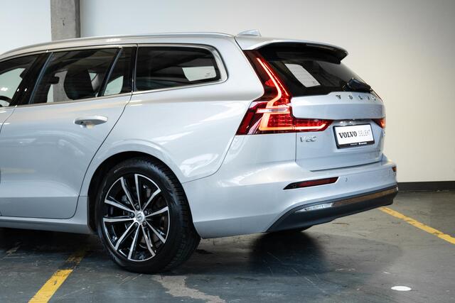 Volvo V60 T6 Plug-in hybrid AWD Essential Bright | Lederen bekleding | Electrische wegklapbare trekhaak | Stoelverwarming | Adaptive cruise Control | Parkeersensoren voor + achter | Parkeercamera | BLIS | Stuurwielverwarming