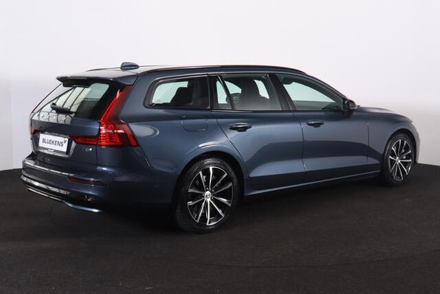 Volvo V60 T6 Recharge AWD Plus Dark Intellisafe Assist & Suround - 360° Camera - Harman/Kardon Audio - Verwarmbare voorstoelen, stuur & achterbank - Parkeersensoren voor & achter - Elektrisch verstelbare voorstoelen - Trekhaak wegklapbaar - Verwarmbare voorruit
