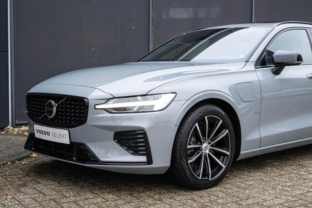 Volvo V60 T6 Plug-in hybrid AWD Plus Dark | Verwarmbare Voorstoelen (met geheugen), Stuurwiel en Achterbank | Semi-Elektrische Trekhaak | Verwarmbare Voorruit | Premium Audio by Harman Kardon | 360-Camera