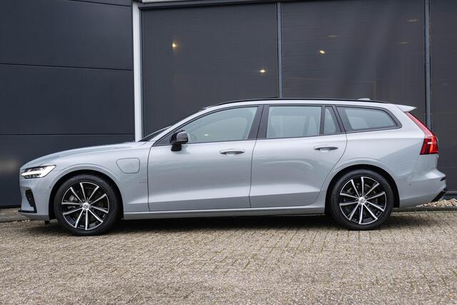 Volvo V60 T6 Plug-in hybrid AWD Plus Dark | Verwarmbare Voorstoelen (met geheugen), Stuurwiel en Achterbank | Semi-Elektrische Trekhaak | Verwarmbare Voorruit | Premium Audio by Harman Kardon | 360-Camera