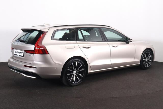Volvo V60 T6 Recharge AWD Plus Dark - IntelliSafe Assist & Surround - 360º Camera - Harman/Kardon audio - Verwarmde voorstoelen, stuur & achterbank - Parkeersensoren voor & achter - Elektr. bedienb. voorstoelen met geheugen - Elektr. inklapbare trekhaak - 18' LMV