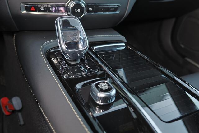 Volvo V60 T6 Recharge AWD Plus Dark - IntelliSafe Assist & Surround - 360º Camera - Harman/Kardon audio - Verwarmde voorstoelen, stuur & achterbank - Parkeersensoren voor & achter - Elektr. bedienb. voorstoelen met geheugen - Elektr. inklapbare trekhaak - 18' LMV