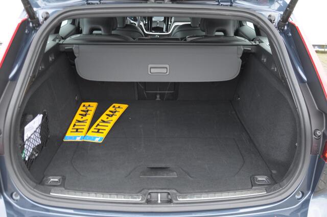 Volvo V60 T6 350PK Automaat AWD Plus Dark / Adaptive cruise control / Elektrische stoelen / Harman Kardon audio / Trekhaak / Pilot assist / BLIS / Stoel en stuur verwarming / Elektrische achterklep / Parkeersensoren met 360 camera / Google infotainment