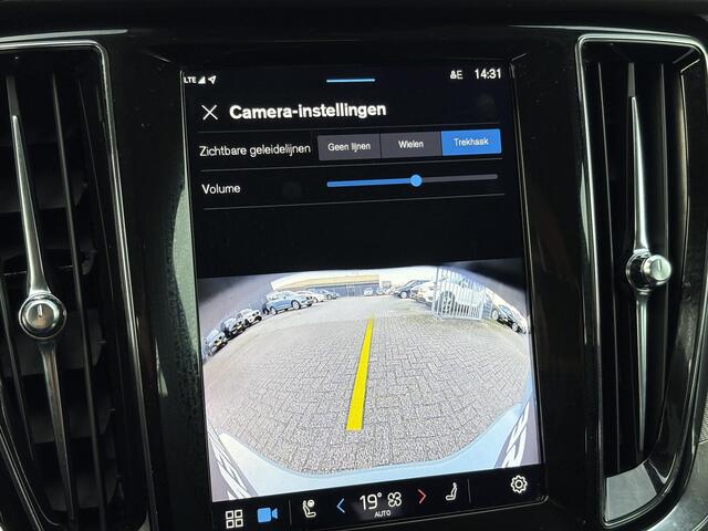 Volvo V60 2.0 T6 Plug-in hybrid AWD Essential Bright | Leder | Adaptieve cruise | BLIS | Stoelverwarming voor en achter | Stuurverwarming | Trekhaak |