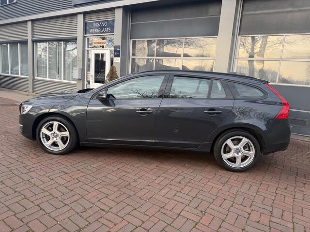 Volvo V60 2.0 D2 Kinetic Bj 2016 Dealer onderhouden Zuinige diesel