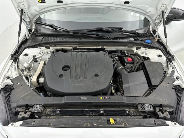 Volvo V60 2.0 B3 Momentum Advantage | Adaptive cruise | 19" | Leder | Stoe