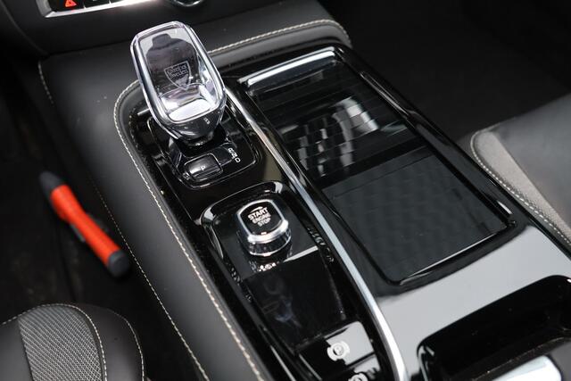 Volvo V60 T6 Recharge AWD Plus Dark - IntelliSafe Assist & Surround - 360º Camera - Harman/Kardon audio - Verwarmde voorstoelen, stuur & achterbank - Parkeersensoren voor & achter - Elektr. bedienb. voorstoelen met geheugen - Elektr. inklapbare trekhaak - 18' LMV