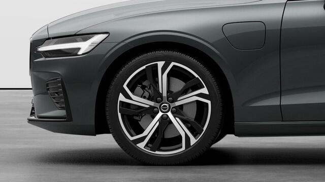 Volvo V60 T6 Plug-in hybrid AWD Plus Dark | Schuif-/kanteldak | Extra getint glas achter | 19" 5-triplespaaks Glossy Black Diamond Cut