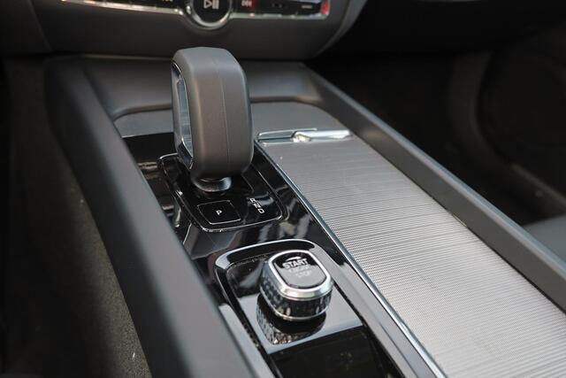 Volvo V60 B4 Ultra Dark - Panorama/schuifdak - IntelliSafe Assist & Surround - 360º Camera - Harman/Kardon audio - Verwarmde voorstoelen, stuur & achterbank - Parkeersensoren voor & achter - Elektr. bedienb. voorstoelen met geheugen - Head up display - Draadloze te