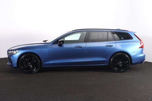 Volvo V60 T8 Recharge AWD R-Design - IntelliSafe Assist & Surround - Adaptieve LED koplampen - Parkeercamera achter - Verwarmde voorstoelen, stuur & achterbank - Parkeersensoren voor & achter - Elektr. bedienb. bestuurdersstoel met geheugen - Drive modes - Apple Ca