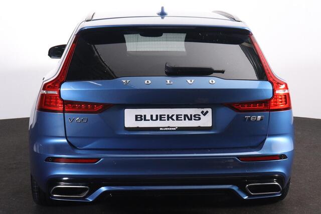 Volvo V60 T8 Recharge AWD R-Design - IntelliSafe Assist & Surround - Adaptieve LED koplampen - Parkeercamera achter - Verwarmde voorstoelen, stuur & achterbank - Parkeersensoren voor & achter - Elektr. bedienb. bestuurdersstoel met geheugen - Drive modes - Apple Ca