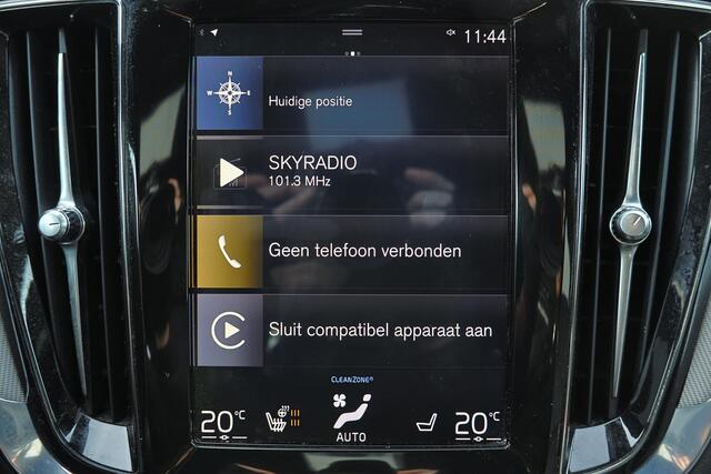 Volvo V60 T8 Recharge AWD R-Design - IntelliSafe Assist & Surround - Adaptieve LED koplampen - Parkeercamera achter - Verwarmde voorstoelen, stuur & achterbank - Parkeersensoren voor & achter - Elektr. bedienb. bestuurdersstoel met geheugen - Drive modes - Apple Ca