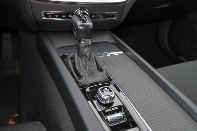 Volvo V60 T5 Momentum - IntelliSafe Assist & Surround - Parkeersensoren voor & achter - Apple Carplay & Android Auto - High Performance audio - 18' LMV