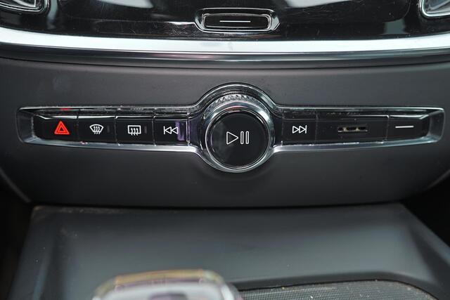 Volvo V60 B3 Plus Dark - IntelliSafe Assist & Surround - Parkeercamera achter - Verwarmde voorstoelen, stuur & achterbank - Parkeersensoren voor & achter - Elektr. bedienb. voorstoelen met geheugen - Draadloze tel. lader - High Performance audio - 18' LMV