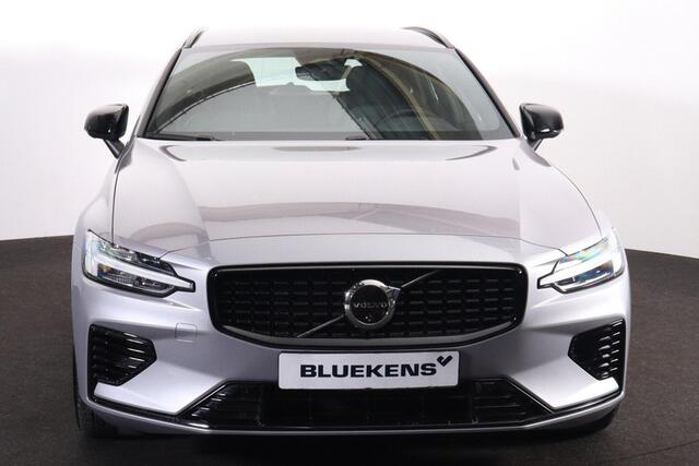 Volvo V60 T6 Recharge AWD Plus Dark - IntelliSafe Assist & Surround - 360º Camera - Harman/Kardon audio - Verwarmde voorstoelen, stuur & achterbank - Parkeersensoren voor & achter - Elektr. bedienb. voorstoelen met geheugen - Elektr. inklapbare trekhaak - 18' LMV