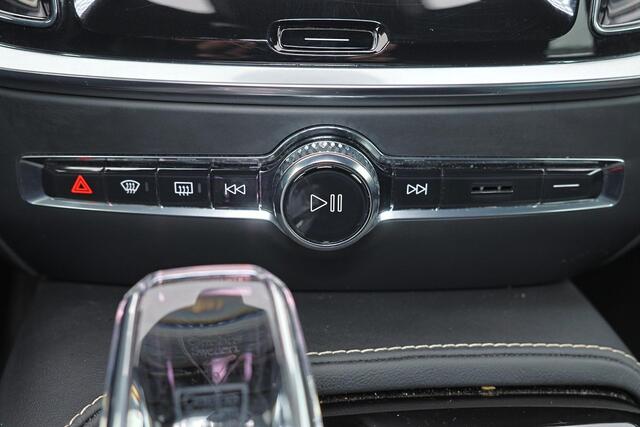 Volvo V60 T6 Recharge AWD Plus Dark - IntelliSafe Assist & Surround - 360º Camera - Harman/Kardon audio - Verwarmde voorstoelen, stuur & achterbank - Parkeersensoren voor & achter - Elektr. bedienb. voorstoelen met geheugen - Elektr. inklapbare trekhaak - 18' LMV