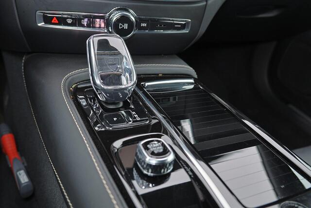 Volvo V60 T6 Recharge AWD Plus Dark - IntelliSafe Assist & Surround - 360º Camera - Harman/Kardon audio - Verwarmde voorstoelen, stuur & achterbank - Parkeersensoren voor & achter - Elektr. bedienb. voorstoelen met geheugen - Elektr. inklapbare trekhaak - 18' LMV