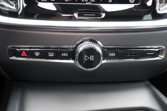 Volvo V60 B4 Essential Edition - IntelliSafe Assist & Surround - Parkeercamera achter - Verwarmde voorstoelen, stuur & achterbank - Parkeersensoren achter - Draadloze tel. lader - Extra getint glas - 17' LMV