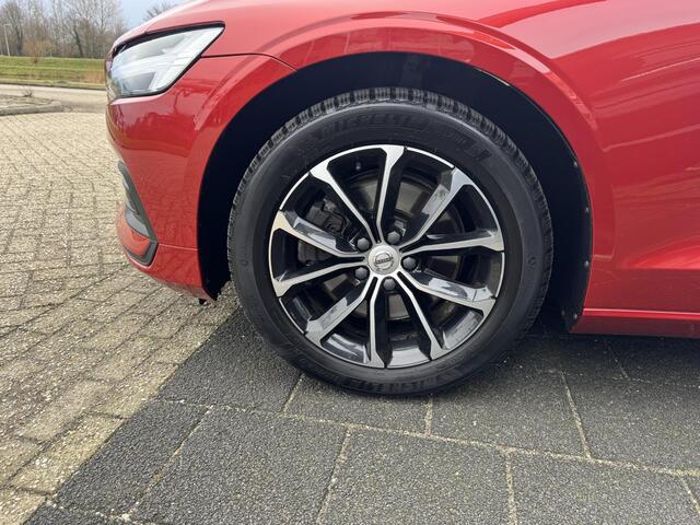 Volvo V60 2.0 B3 Momentum met Winterwielen, BTW-Auto, Origineel Nederlands, Wegklapbare Trekhaak, Lederen Bekleding, Enz...