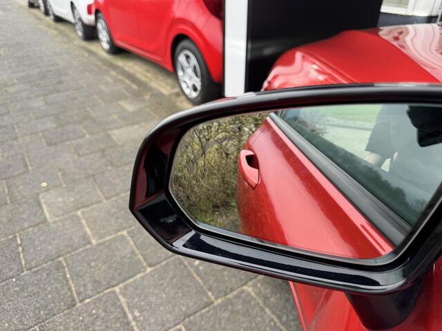 Volvo V60 2.0 B3 Momentum met Winterwielen, BTW-Auto, Origineel Nederlands, Wegklapbare Trekhaak, Lederen Bekleding, Enz...