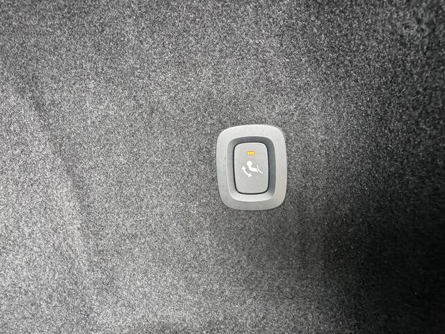 Volvo V60 2.0 B3 Momentum met Winterwielen, BTW-Auto, Origineel Nederlands, Wegklapbare Trekhaak, Lederen Bekleding, Enz...